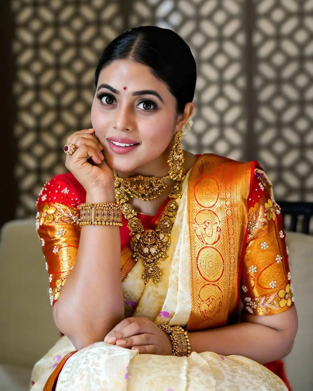 Shamna Kasim Wearing Beautiful Jewellery White Pattu Saree